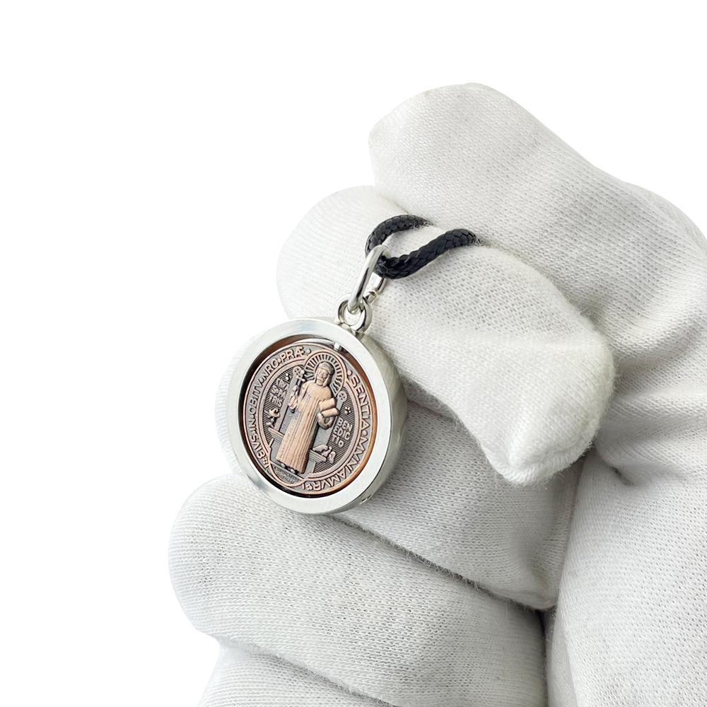 Jewelry & Watches Spółka Z Ograniczoną Odpowiedzialnością Sp Z Oo - قلادة جديدة بتميمة القديس بينيديكت، صليب